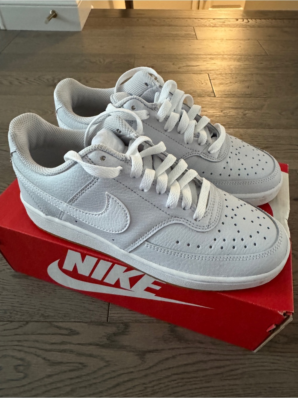 Nike Women’s Nike Court Low Size 6.5 Light Gray/White Leather Low-Top Sneakers